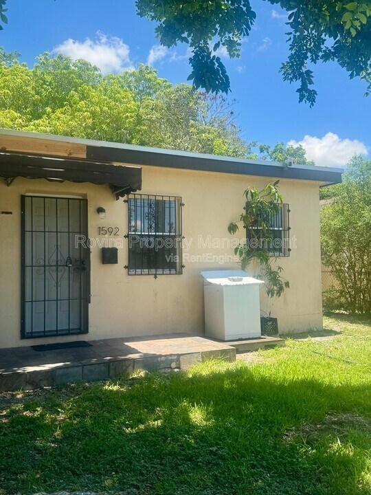 1592 NW 56th St in Miami, FL - Building Photo