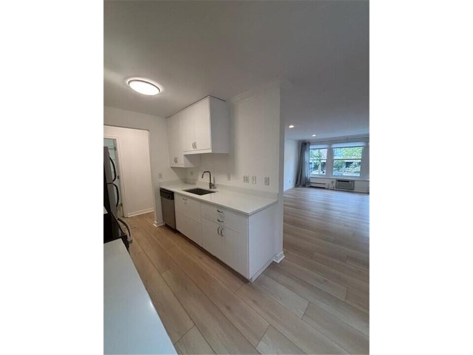 821 Douglas Ave in Minneapolis, MN - Building Photo