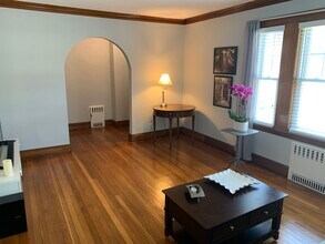 1092 Main St, Unit 1 in Waltham, MA - Foto de edificio - Building Photo