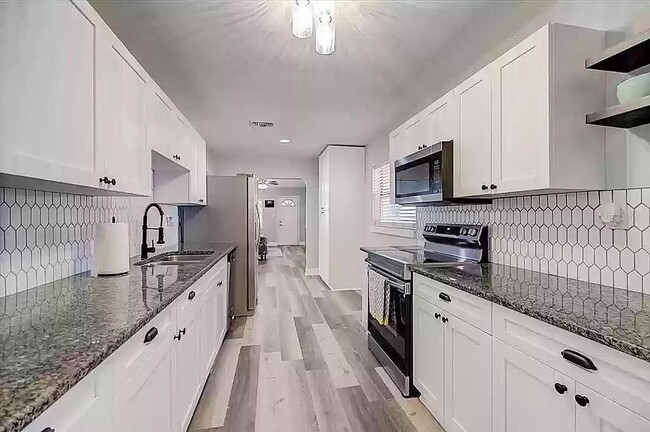 property at 907 E Crawford St