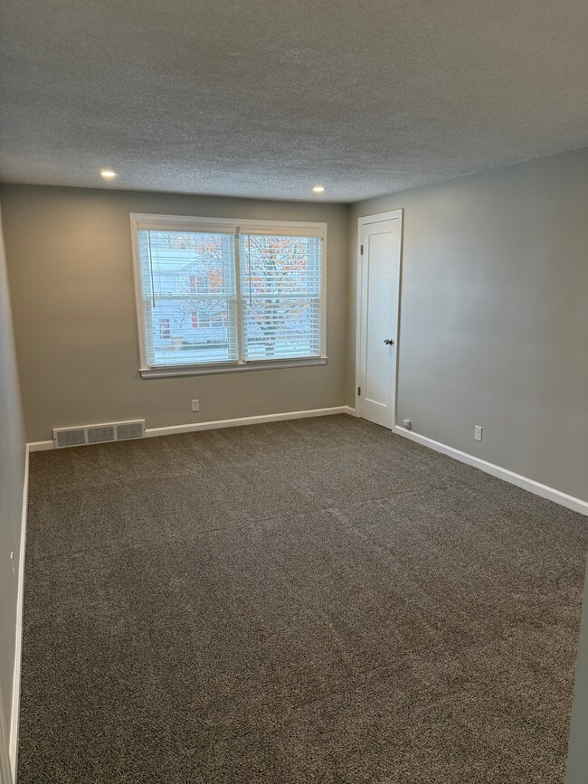 33 Montfort Dr, Unit Upper