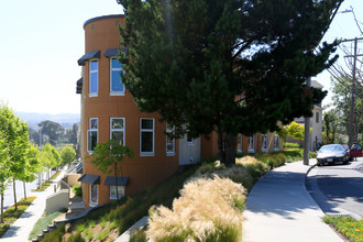 Grand Oak Apartments in South San Francisco, CA - Building Photo - Building Photo