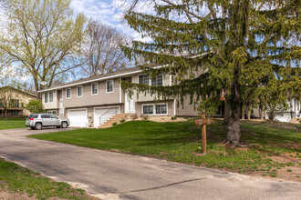 304 97th Ln NE in Blaine, MN - Building Photo - Building Photo