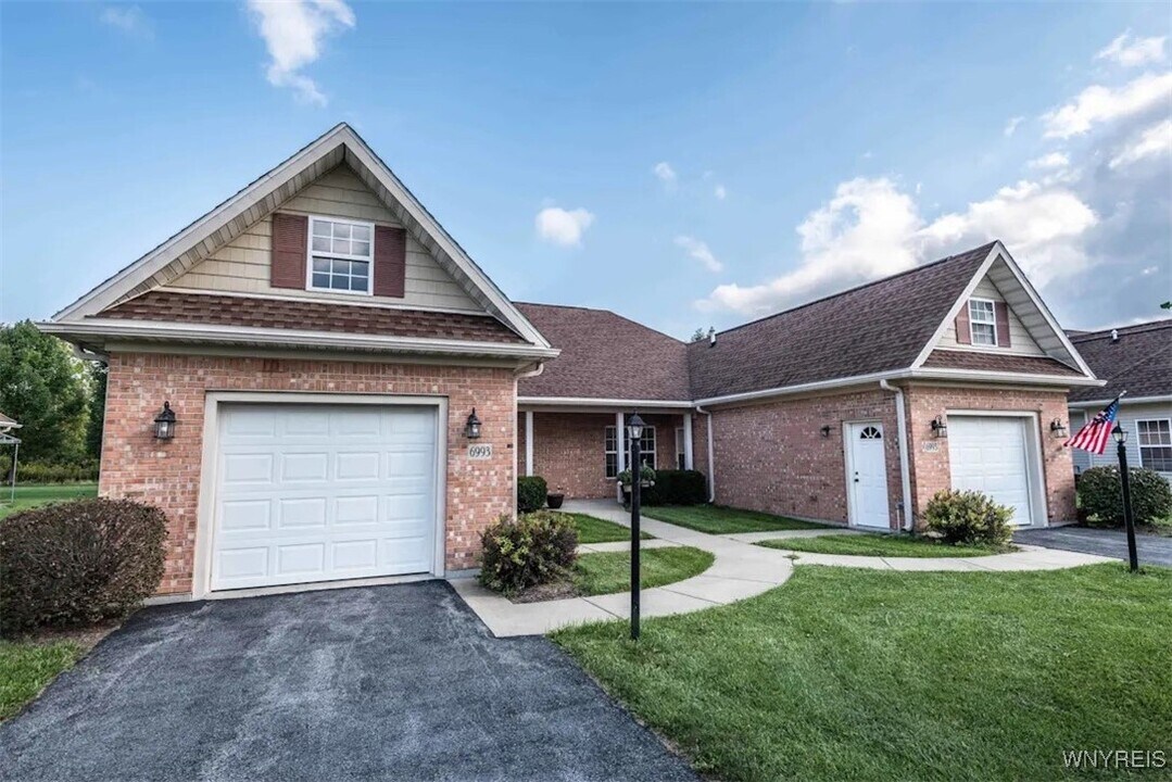 6979 Peppertree Ct in Lockport, NY - Building Photo