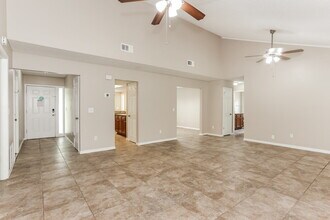 8231 Weybridge Dr in Jacksonville, FL - Building Photo - Building Photo