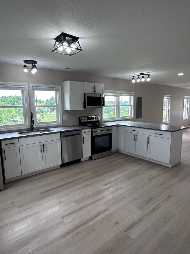 8075 Old Stage Rd in Chuckey, TN - Building Photo - Building Photo