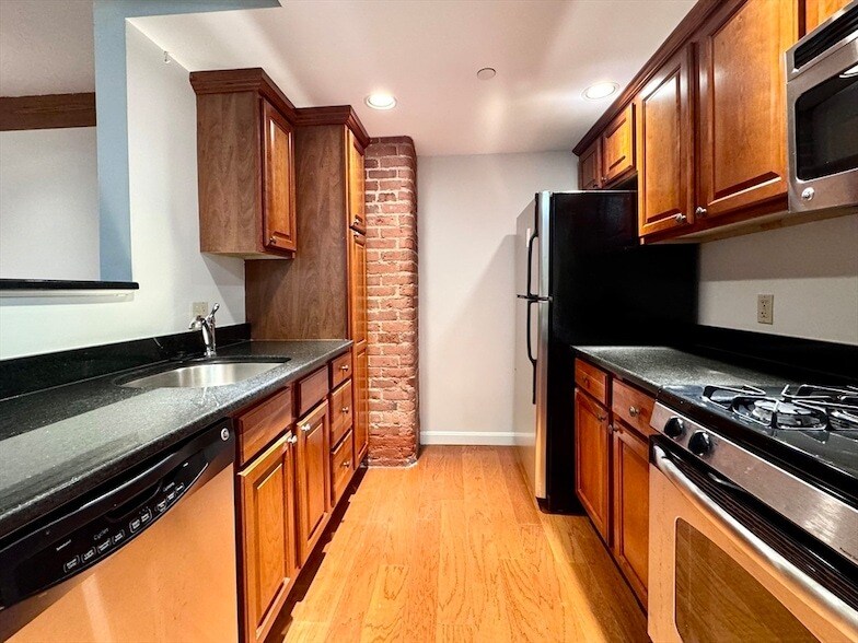 4 Bishop St, Unit G11 in Framingham, MA - Foto de edificio