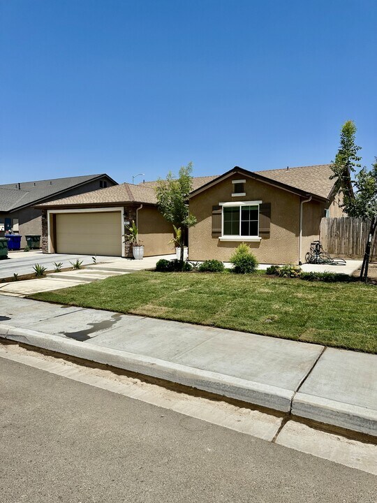 677 Country Pl in Dinuba, CA - Building Photo