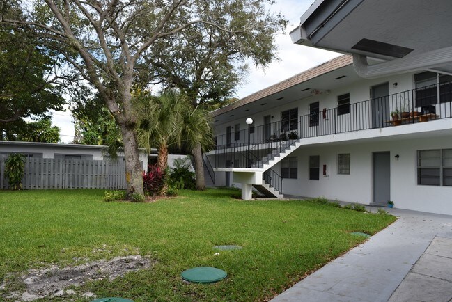 2525 Polk St in Hollywood, FL - Building Photo - Building Photo