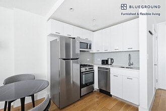 230 E 44th St in New York, NY - Foto de edificio - Building Photo