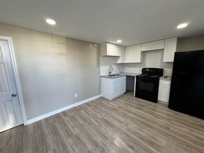 2002 Barbee St in Houston, TX - Building Photo - Building Photo