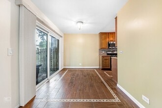 636 Forum Dr in Roselle, IL - Building Photo - Building Photo