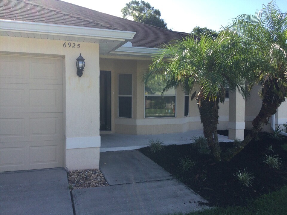 6925 Krenson Oaks St in Lakeland, FL - Building Photo