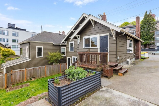 2114 Dexter Ave N in Seattle, WA - Building Photo - Building Photo