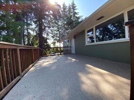 751 Bowman Ave in Nanaimo, BC - Building Photo