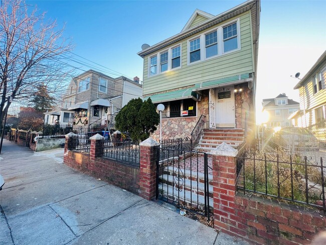 2724 Gillmore St in Queens, NY - Building Photo - Building Photo