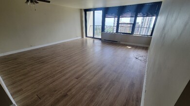 1560 N Sandburg Terrace in Chicago, IL - Building Photo - Building Photo