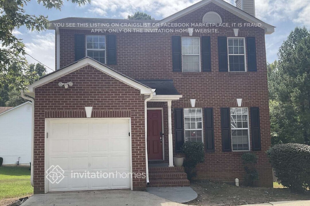 1990 Pittston Farm Rd in Lithonia, GA - Building Photo