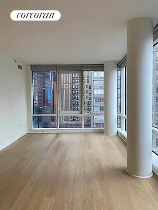 306 W 48th St in New York, NY - Building Photo