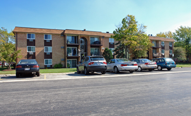 Highland Crossing Condominiums in Schaumburg, IL - Building Photo - Building Photo