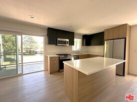 3807 W Heffron Dr in Burbank, CA - Building Photo