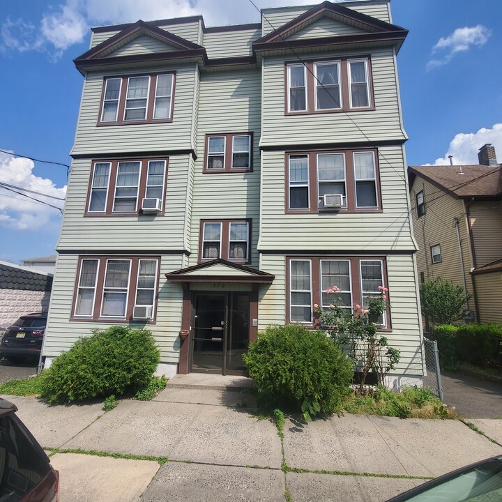 570 Devon St in Kearny, NJ - Building Photo