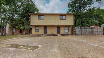 1002 Verde Dr, Unit A in Bryan, TX - Building Photo