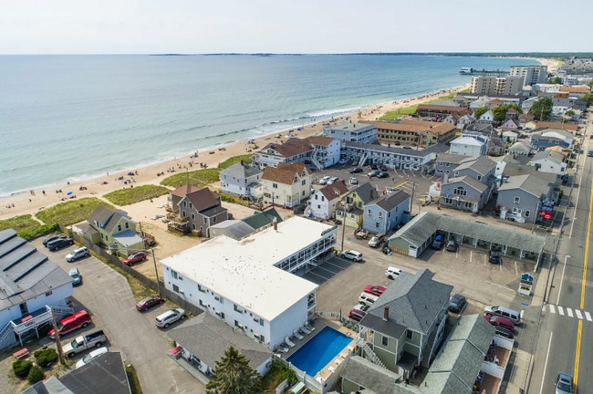 8 Traynor St in Old Orchard Beach, ME - Foto de edificio - Building Photo