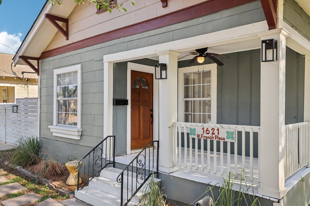 1621 W French Pl in San Antonio, TX - Building Photo
