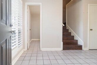 1404 Walnut Bend Ln in Houston, TX - Foto de edificio - Building Photo