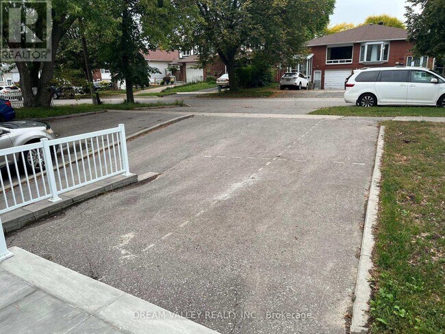 185 Apache Trail in Toronto, ON - Building Photo - Building Photo