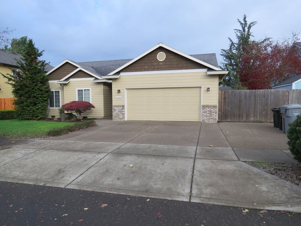 1646 SE 12th Ave in Canby, OR - Foto de edificio