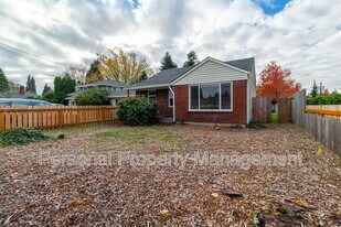 8006 NW 9th Ave in Vancouver, WA - Building Photo