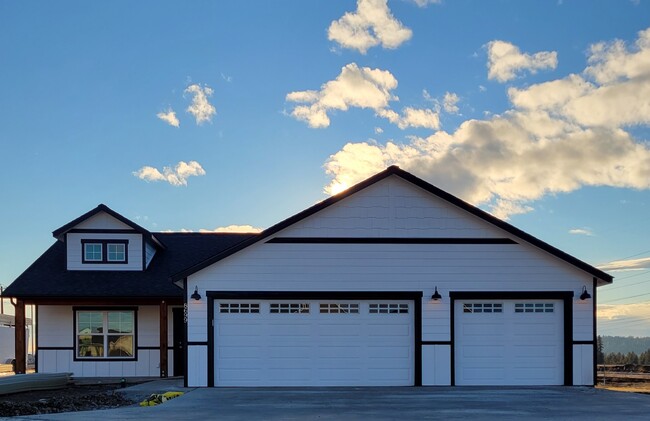 Thayer Cottages in Rathdrum, ID - Foto de edificio - Building Photo