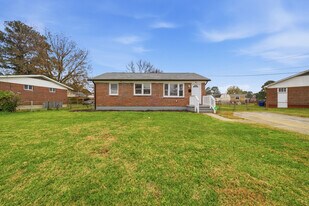 913 Dandridge Dr in Portsmouth, VA - Building Photo