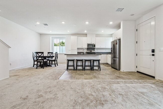 5584 Kate Way, Unit 7 in Fontana, CA - Foto de edificio - Building Photo
