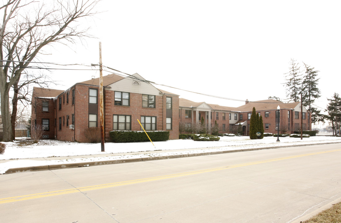 Colony House Condominiums in Dearborn, MI - Building Photo