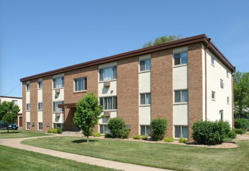 Osseo Manor Apartments in Osseo, MN - Building Photo