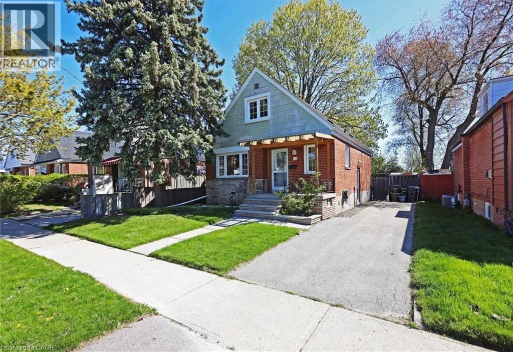 131 Presley Ave in Toronto, ON - Building Photo