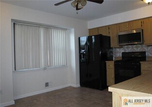 6107 N Oaks Blvd in North Brunswick, NJ - Building Photo - Building Photo