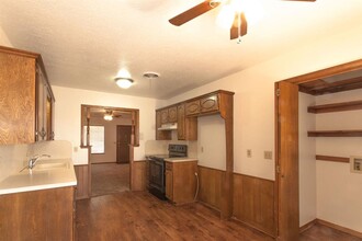 112 Berry Dr in Clinton, OK - Building Photo - Building Photo