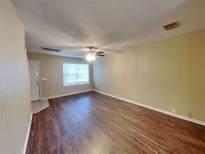 17238 S Summit Canyon Dr in Houston, TX - Building Photo - Building Photo