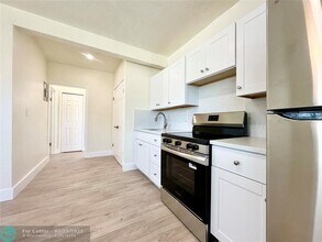 1037 NE 16th Ave-Unit -E in Fort Lauderdale, FL - Building Photo - Building Photo