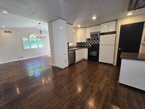 704 Garden City Dr in Monroeville, PA - Foto de edificio - Building Photo