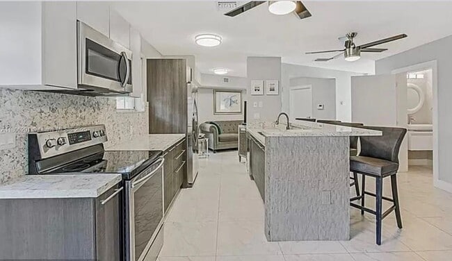 725 SE 14th Ct in Fort Lauderdale, FL - Foto de edificio - Building Photo
