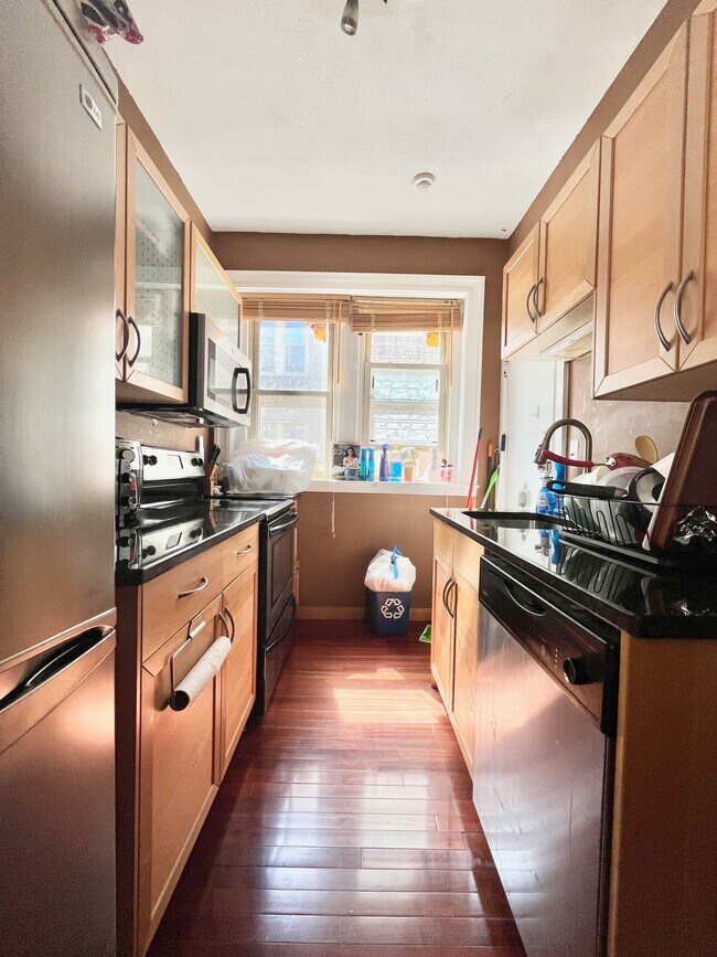 1645 Commonwealth Ave, Unit 4 in Boston, MA - Building Photo - Building Photo