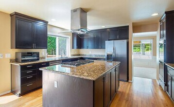 16759 SE 48th Pl in Bellevue, WA - Building Photo - Building Photo