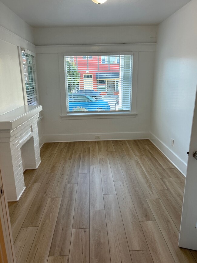 1249 E Broadway, Unit 1249