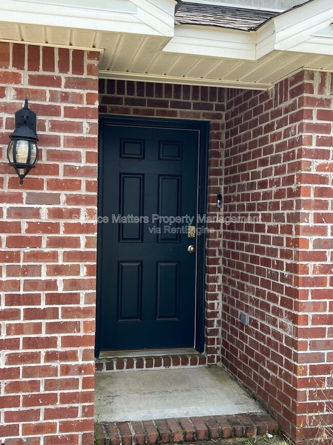 5740 Guinevere Ln in Milton, FL - Foto de edificio - Building Photo
