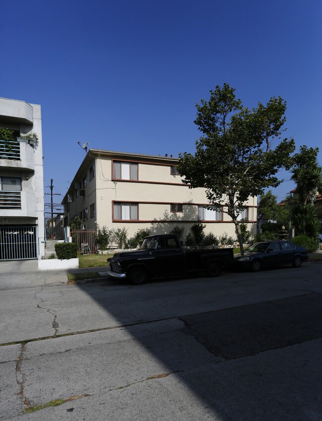 3960 W 8th St in Los Angeles, CA - Foto de edificio - Building Photo